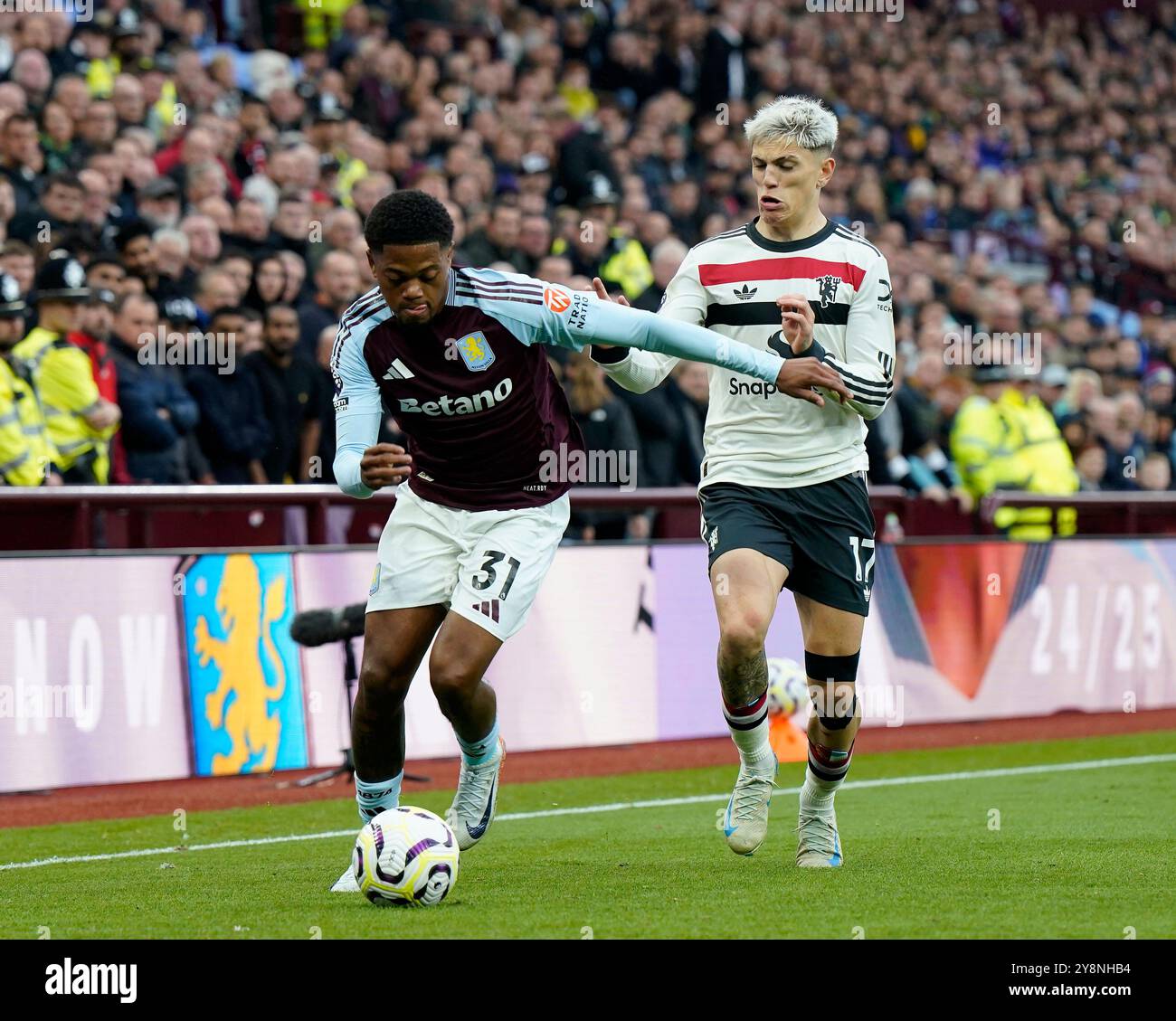 Birmingham, Royaume-Uni. 6 octobre 2024. Leon Bailey d'Aston Villa avec Alejandro Garnacho de Manchester United lors du premier League match à Villa Park, Birmingham. Le crédit photo devrait se lire : Andrew Yates/Sportimage crédit : Sportimage Ltd/Alamy Live News Banque D'Images