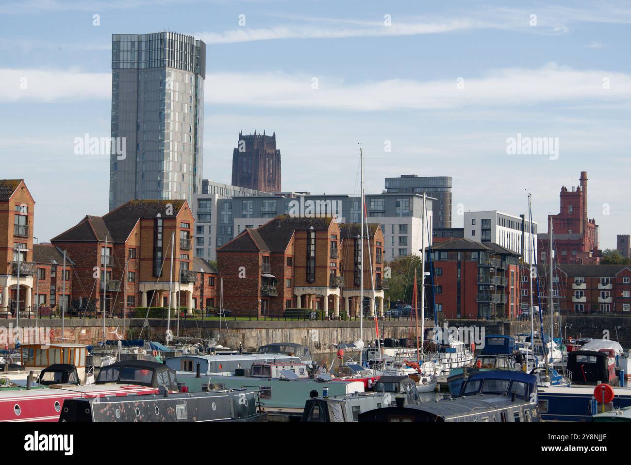 Bâtiments près d'une marina dans le centre-ville de Liverpool, Royaume-Uni Banque D'Images