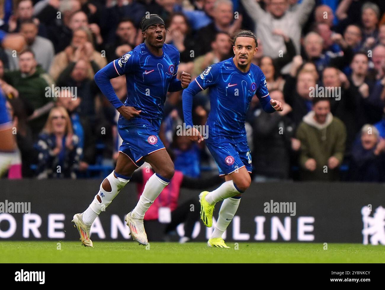 Noni Madueke de Chelsea célèbre avoir marqué le premier but de son équipe lors du match de premier League à Stamford Bridge, Londres. Date de la photo : dimanche 6 octobre 2024. Banque D'Images