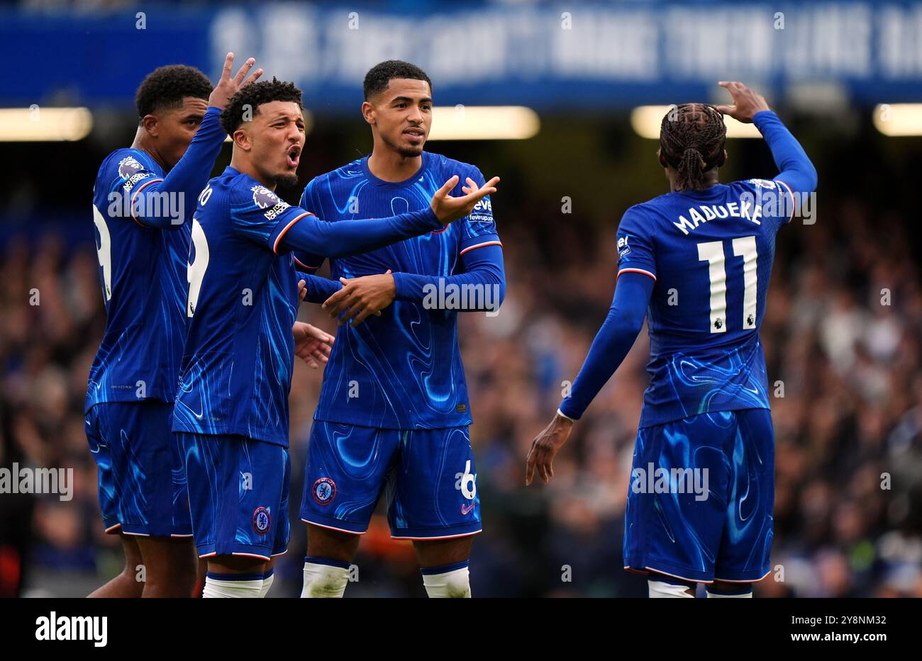 Wesley Fofana de Chelsea, Jadon Sancho, Levi Colwill et Noni Madueke (de gauche à droite) lors du premier League match à Stamford Bridge, Londres. Date de la photo : dimanche 6 octobre 2024. Banque D'Images