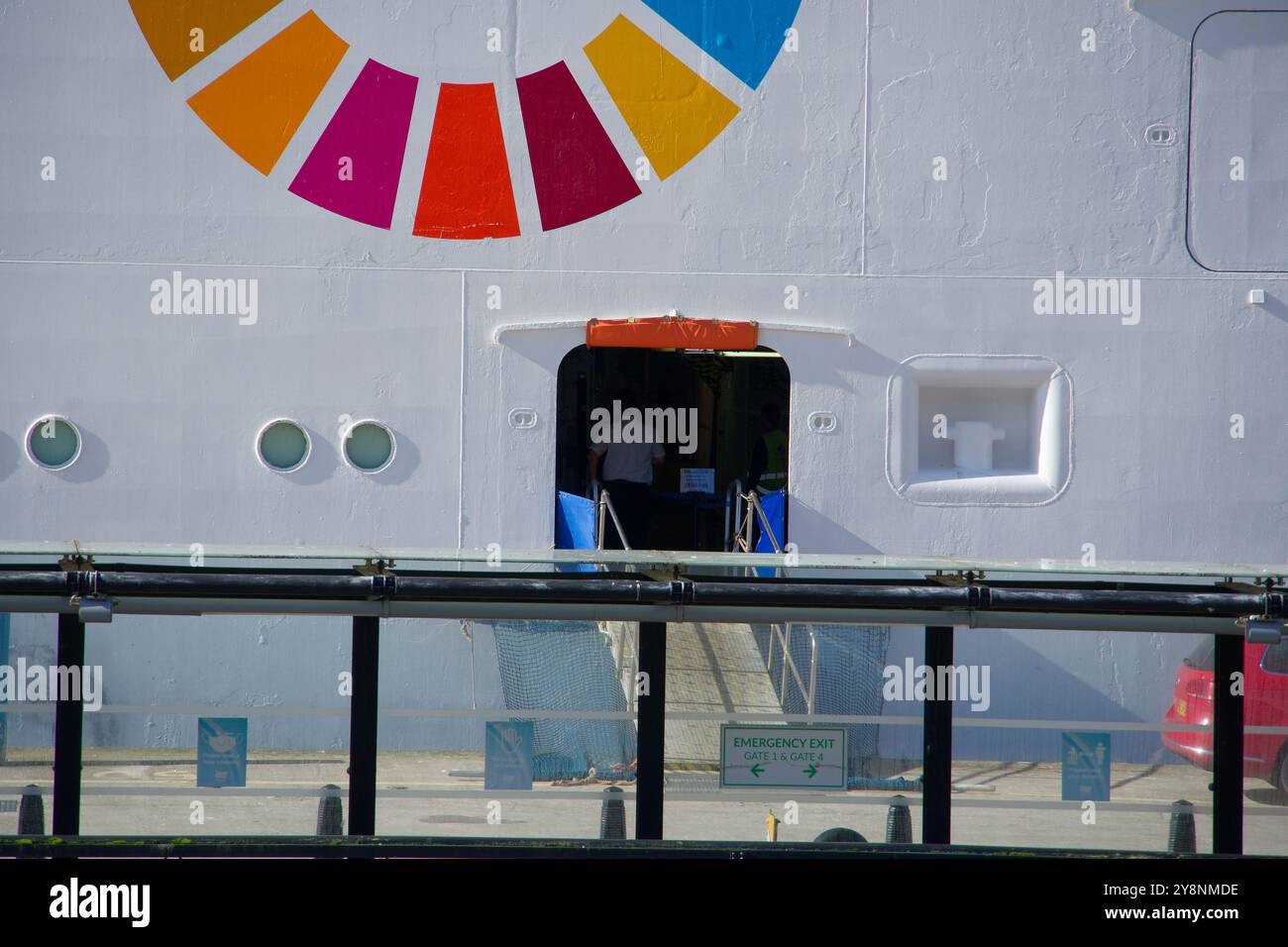 Symbole multicolore sur un bateau de croisière Banque D'Images