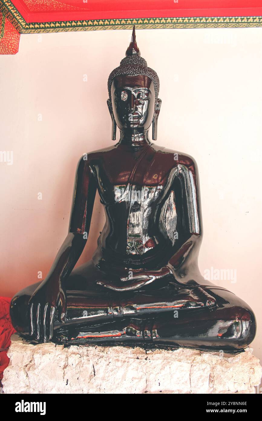Statue de Bouddha noir à Bangkok, Thaïlande. Statue de Bouddha assis thaïlandais Banque D'Images