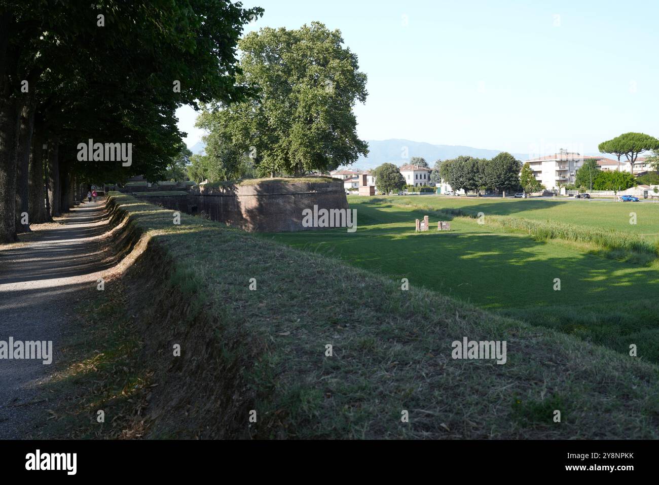 Lucques, Italie. L'une des villes fortifiées médiévales les mieux préservées d'Italie. Entouré d'un mur du XVIe siècle complètement intact. Banque D'Images