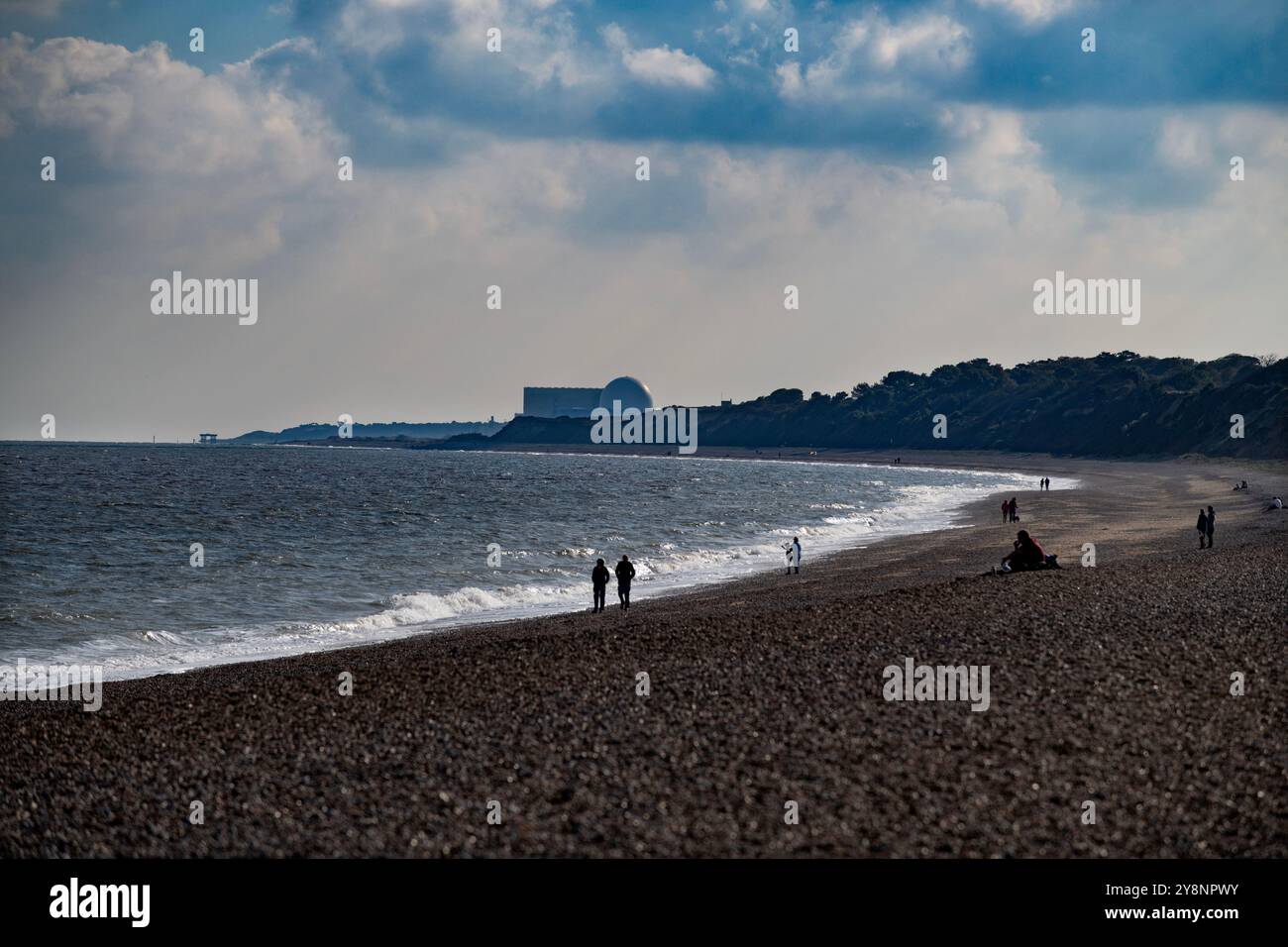 Centrale nucléaire de Sizewell A et B Suffolk Coast Angleterre octobre 2024 photographiée depuis Dunwich Beach. Le site nucléaire de Sizewell est constitué de deux nus Banque D'Images