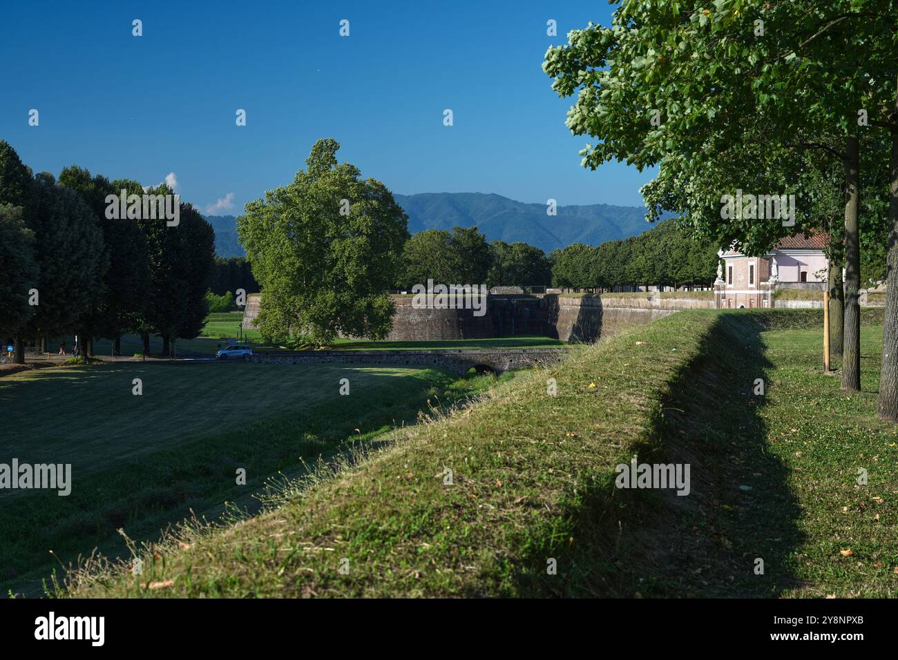 Lucques, Italie. L'une des villes fortifiées médiévales les mieux préservées d'Italie. Entouré d'un mur du XVIe siècle complètement intact. Banque D'Images