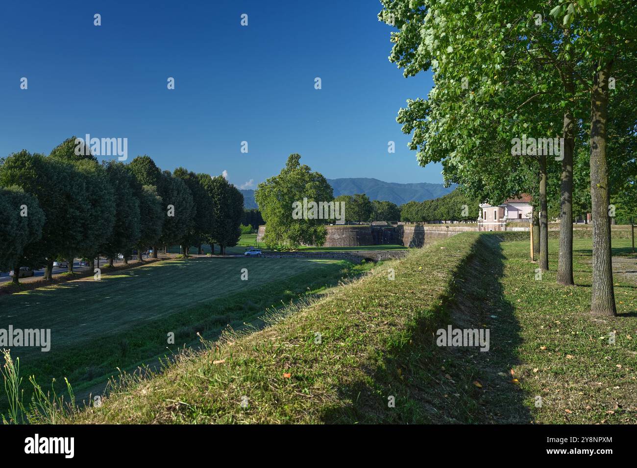 Lucques, Italie. L'une des villes fortifiées médiévales les mieux préservées d'Italie. Entouré d'un mur du XVIe siècle complètement intact. Banque D'Images