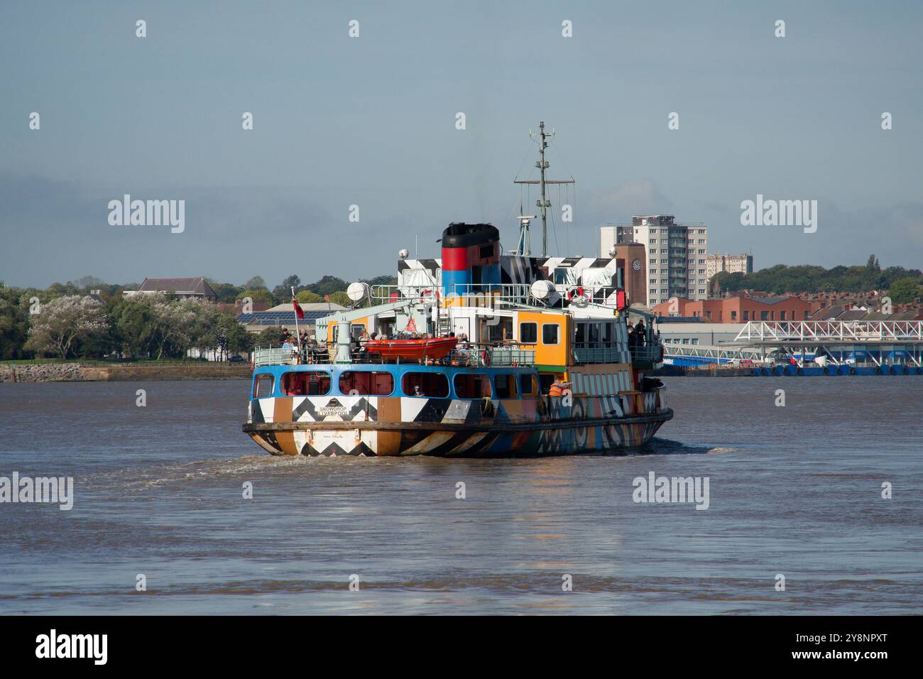 Ferry coloré dans la rivière Mersey à Liverpool Banque D'Images