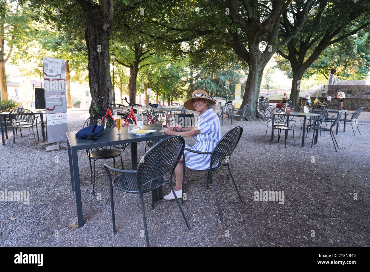 Lucques, Italie. L'une des villes fortifiées médiévales les mieux préservées d'Italie. Entouré d'un mur du XVIe siècle complètement intact. Banque D'Images