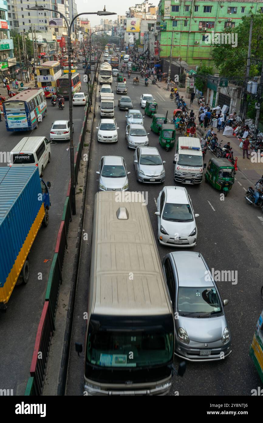 Dhaka, Bangladesh - 05.16.2023, rue animée à Dhaka dans l'embouteillage de l'après-midi avec des voitures et des bus Banque D'Images