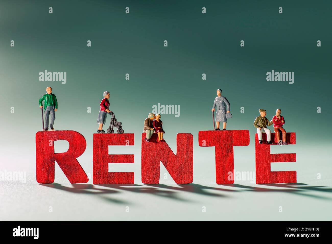 Chiffres de personnes âgées sur le mot allemand rente en lettres rouges Banque D'Images