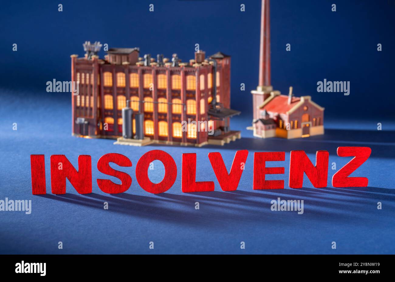 Le mot allemand Insolvenz en rouge devant un bâtiment industriel Banque D'Images