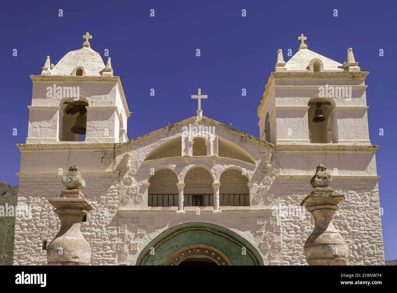 Charme colonial à Maca : Église blanche immaculée contre un ciel bleu brillant (Arequipa, Pérou) Banque D'Images