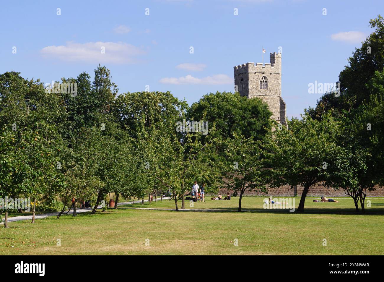 Londres, Royaume-Uni : une vue de Bishop's Park avec la tour de All Saints Church Hall en arrière-plan, à Fulham Banque D'Images