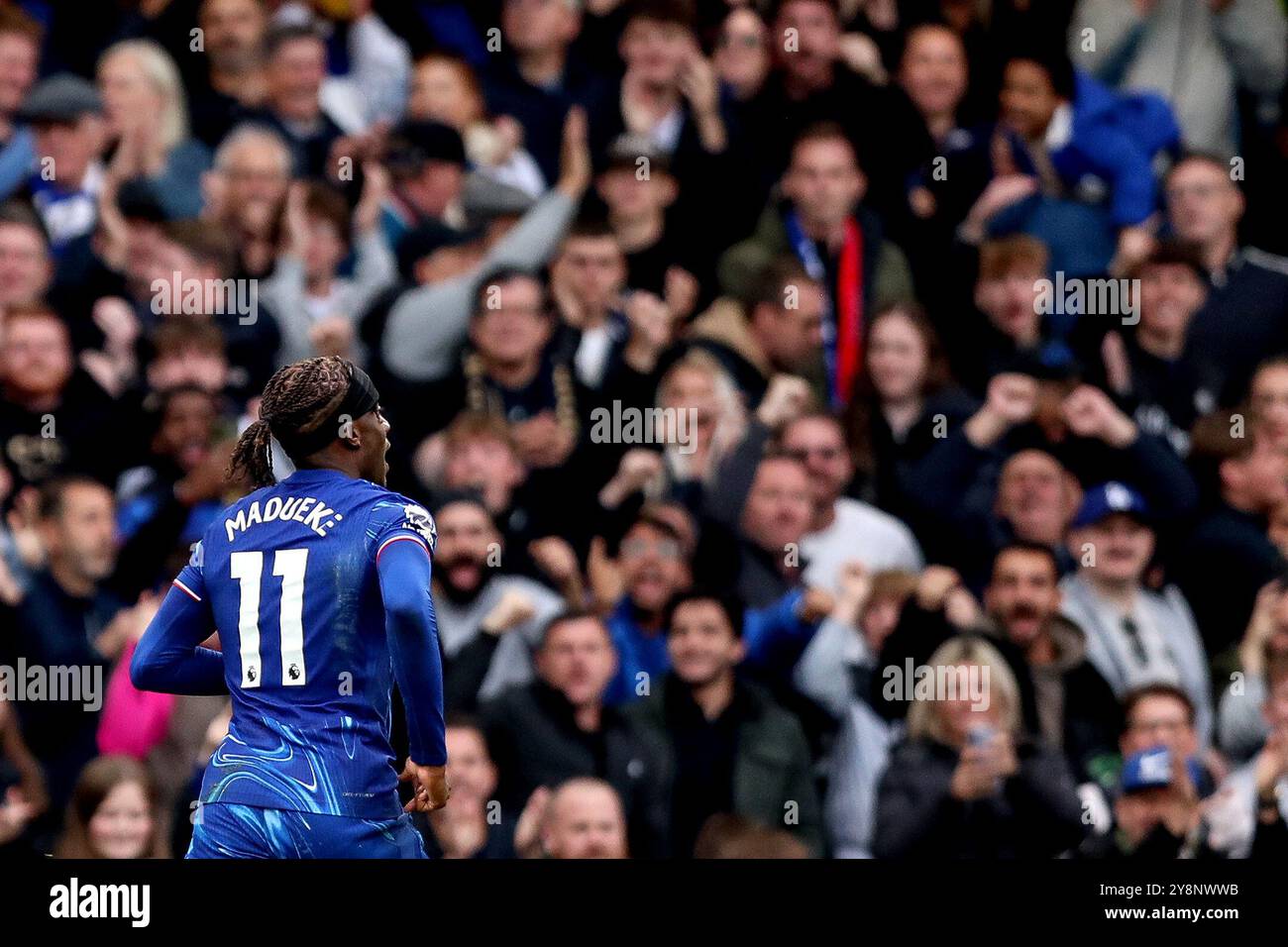 Londres, Royaume-Uni. 06 octobre 2024. Noni Madueke de Chelsea célèbre avoir marqué le premier but de son équipe lors du match de premier League anglais Chelsea FC contre Nottingham Forest FC à Stamford Bridge, Londres, Angleterre, Royaume-Uni le 6 octobre 2024 Credit : Every second Media/Alamy Live News Banque D'Images