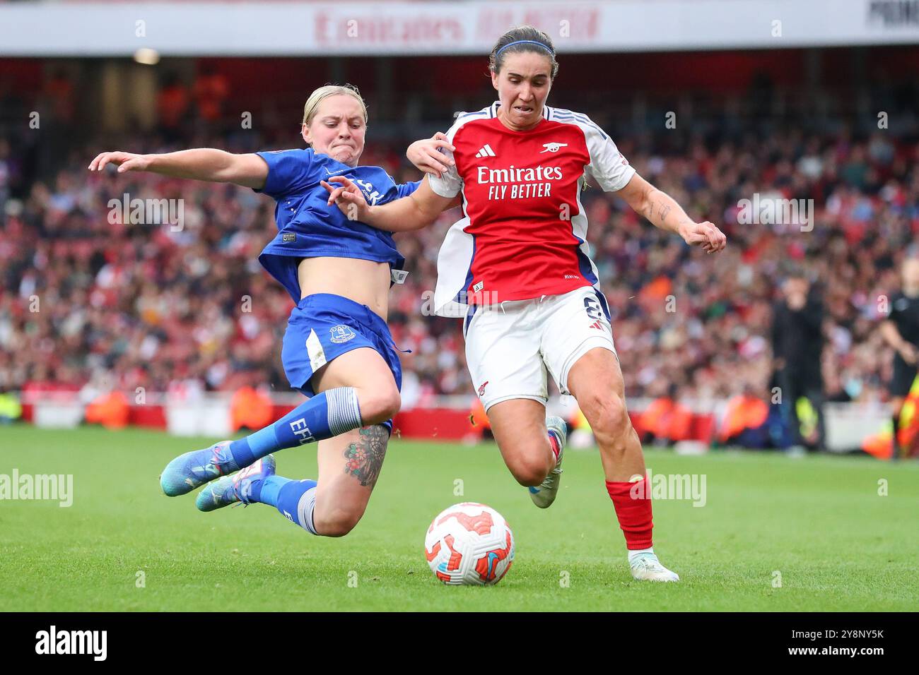 Mariona Caldentey d'Arsenal est contestée par Lucy Hope d'Everton lors du match de Super League féminine de FA Arsenal Women vs Everton Women à Emirates Stadium, Londres, Royaume-Uni, le 6 octobre 2024 (photo par Izzy Poles/News images) Banque D'Images