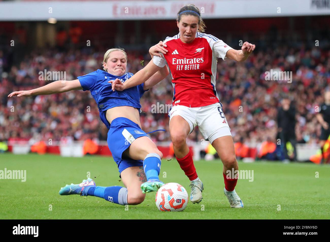 Mariona Caldentey d'Arsenal est contestée par Lucy Hope d'Everton lors du match de Super League féminine de FA Arsenal Women vs Everton Women à Emirates Stadium, Londres, Royaume-Uni, le 6 octobre 2024 (photo par Izzy Poles/News images) Banque D'Images