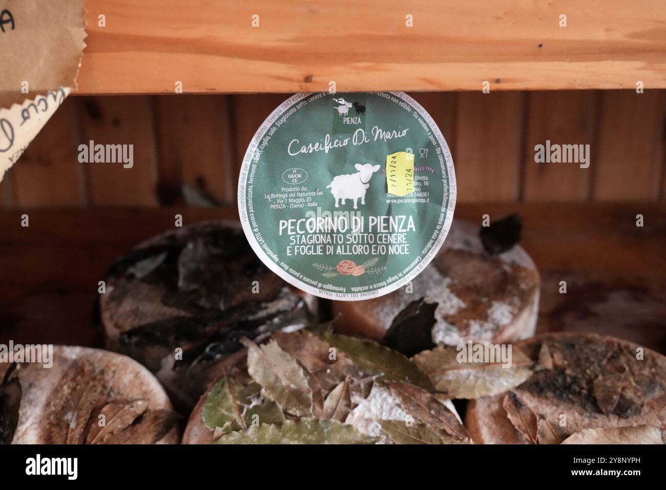 Magasin de fromage Pecorino à Pienza, Italie. Belles roues de fromages Pecorino vieillis et aromatisés sur l'affichage. Banque D'Images
