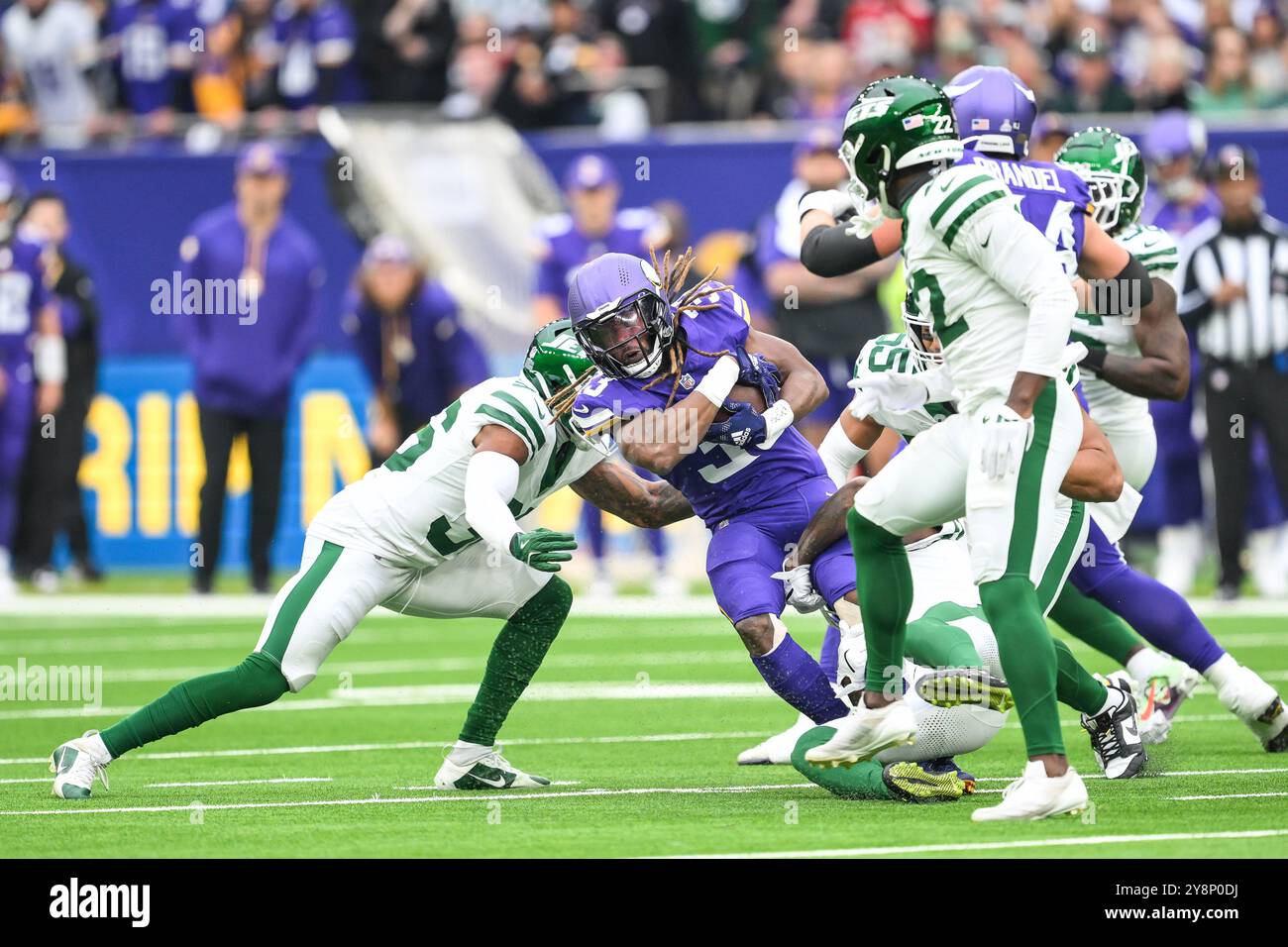 Aaron Jones des Minnesota Vikings est affronté par Chuck Clark des New York Jetspendant la semaine 5 match New York jets vs Minnesota Vikings au Tottenham Hotspur Stadium, Londres, Royaume-Uni, 6 octobre 2024 (photo par Craig Thomas/News images) dans, le 10/6/2024. (Photo de Craig Thomas/News images/SIPA USA) crédit : SIPA USA/Alamy Live News Banque D'Images