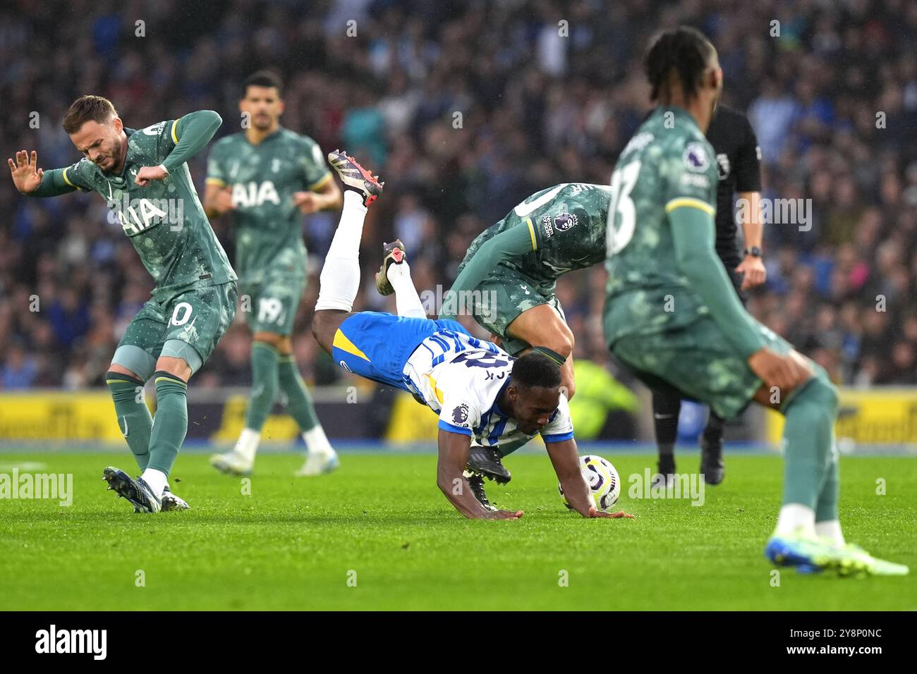 Danny Welbeck (au centre) de Brighton et Hove Albion semble avoir été abattu par un défi lors du match de premier League à l'American Express Stadium de Brighton. Date de la photo : dimanche 6 octobre 2024. Banque D'Images