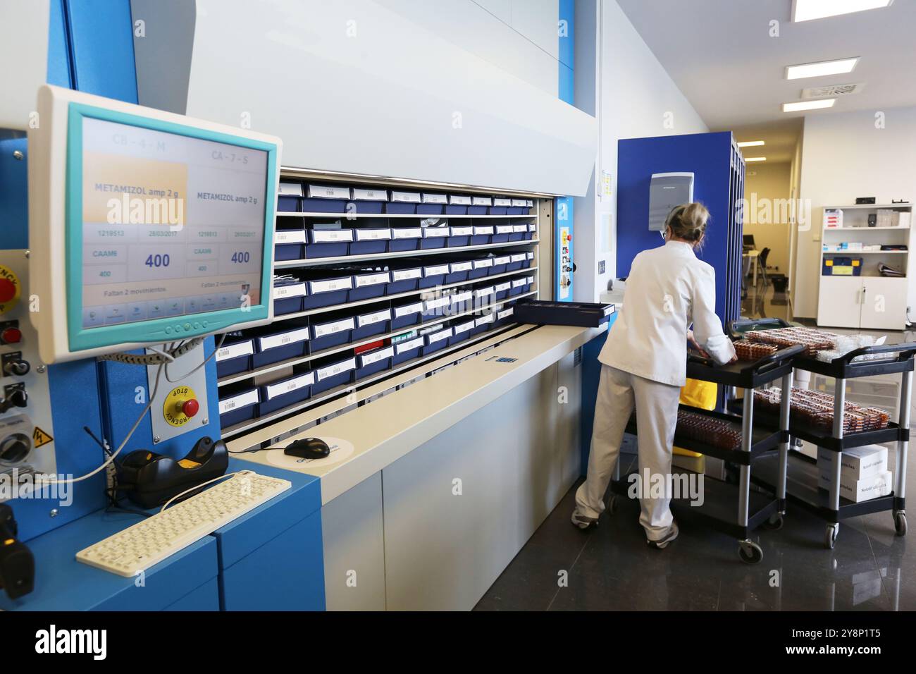 Stockage chaotique, pharmacie, Hôpital Onkologikoa, Institut d'oncologie, Centre de cas pour la prévention, le diagnostic et le traitement du cancer, Donostia, Saint-Sébastien, Gipuzkoa, pays Basque, Espagne. Banque D'Images