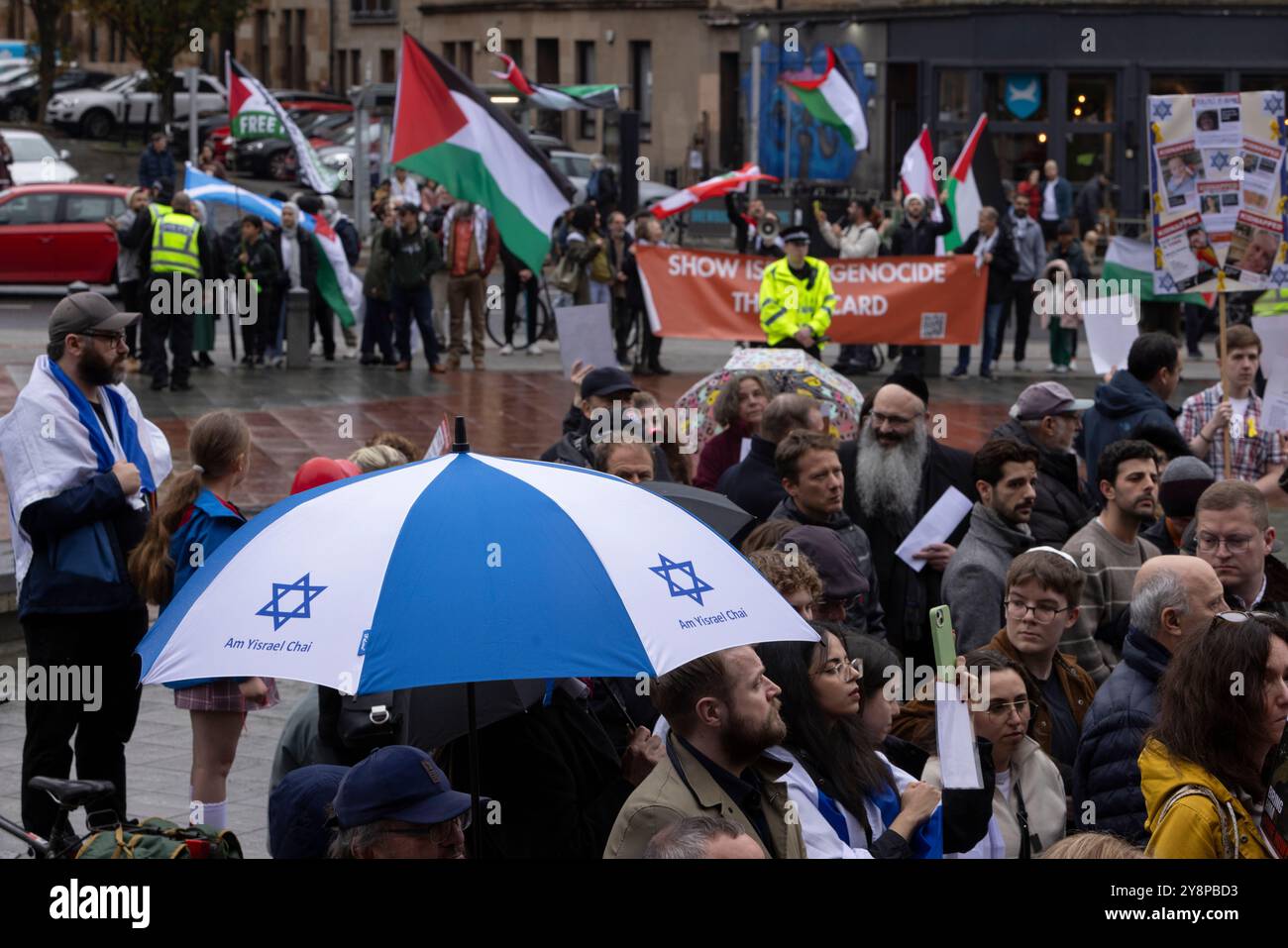 Glasgow, Écosse, 6e octobre 2024. Bring Them Home Now Scotland (BTHNS) et Glasgow Friends of Israel (GFI) commémorent le premier anniversaire de la guerre de Gaza, un conflit qui a profondément impacté la vie d’innombrables Israéliens et Palestiniens, confrontés à une contre-manifestation de partisans pro-Palestine et pro-Liban, à Glasgow, en Écosse, le 6 octobre 2024. Photo : Jeremy Sutton-Hibbert/ Alamy Live News. Banque D'Images