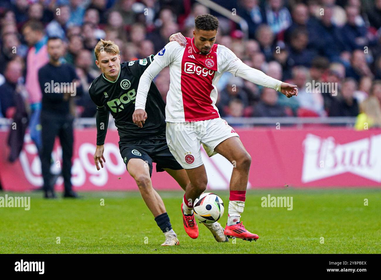 AMSTERDAM, PAYS-BAS - 6 OCTOBRE : Finn Stam du FC Groningen, Devyne Rensch de l'AFC Ajax se battent pour le ballon lors du match néerlandais Eredivisie entre l'AFC Ajax et le FC Groningen au Johan Cruijff Arena le 6 octobre 2024 à Amsterdam, pays-Bas. (Photo par Andre Weening/Orange Pictures) Banque D'Images