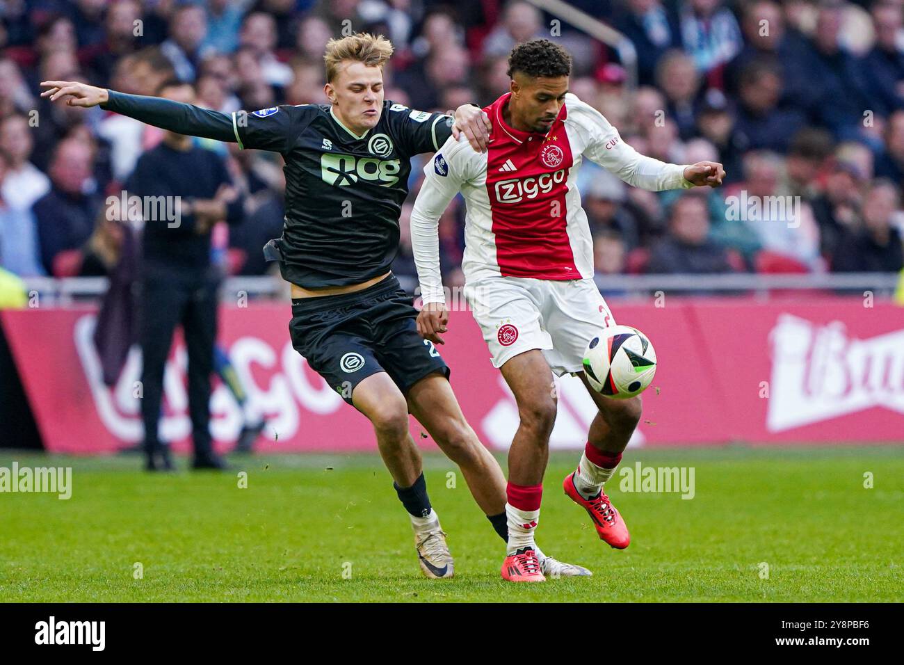 AMSTERDAM, PAYS-BAS - 6 OCTOBRE : Finn Stam du FC Groningen, Devyne Rensch de l'AFC Ajax se battent pour le ballon lors du match néerlandais Eredivisie entre l'AFC Ajax et le FC Groningen au Johan Cruijff Arena le 6 octobre 2024 à Amsterdam, pays-Bas. (Photo par Andre Weening/Orange Pictures) Banque D'Images