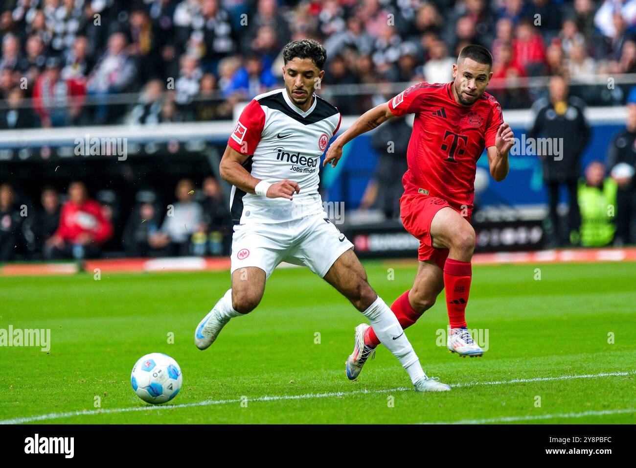 Francfort, Deutschland. 06 octobre 2024. Omar Marmoush (Eintracht Frankfurt, #07) im Zweikampf mit Raphael Guerreiro (FC Bayern Muenchen, #22), GER, Eintracht Frankfurt v. FC Bayern Muenchen, Fussball, 1. Bundesliga, 6. Spieltag, Spielzeit 2024/2025, 06.10.2024. LES RÈGLEMENTS DU LDF INTERDISENT TOUTE UTILISATION DE PHOTOGRAPHIES COMME SÉQUENCES D'IMAGES ET/OU QUASI-VIDÉO. Foto : Eibner-Pressefoto/Florian Wiegand crédit : dpa/Alamy Live News Banque D'Images