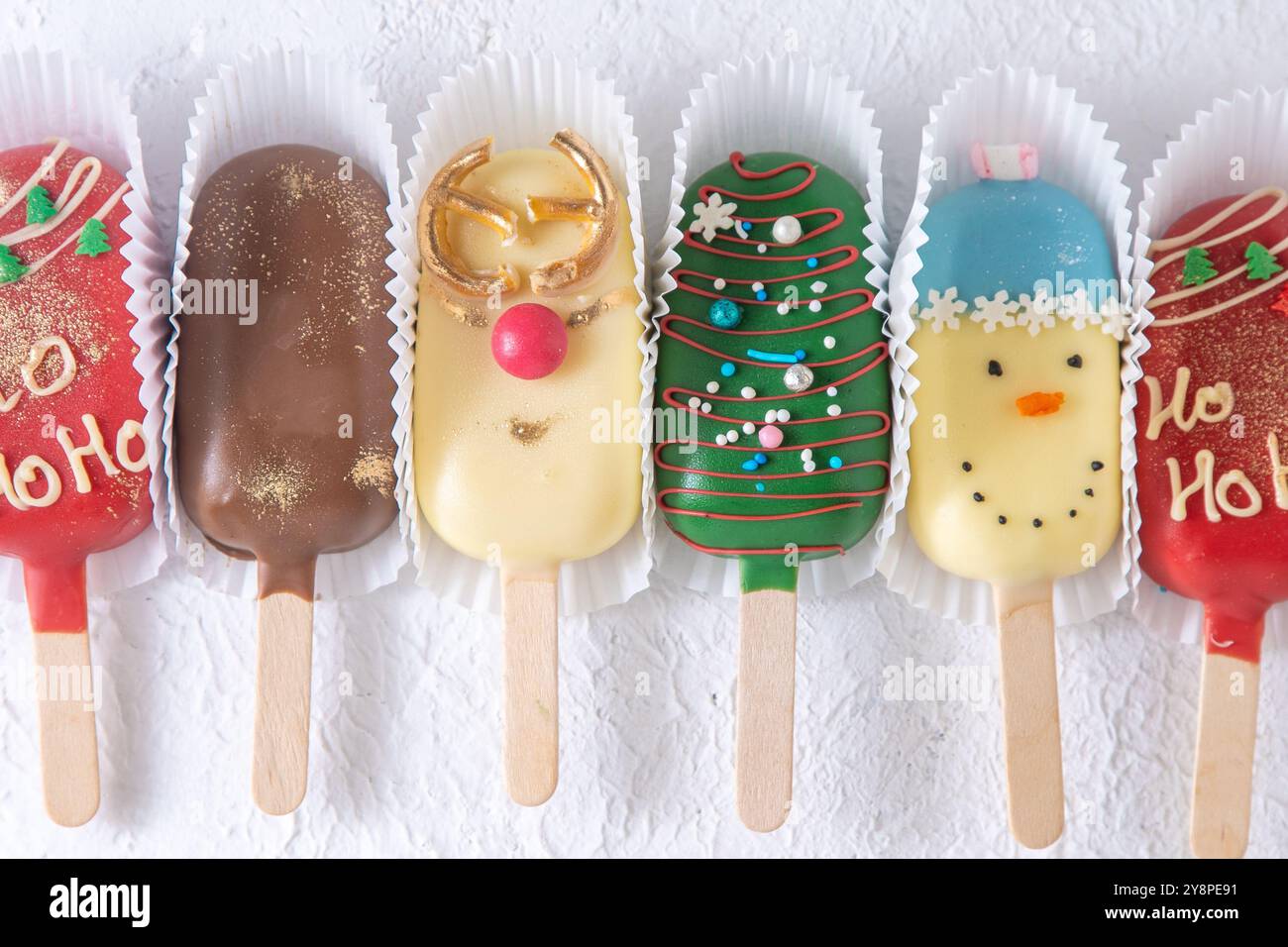 Cakesicles maison. Nourriture de Noël. Bonbons sucrés. Bonhomme de neige et cher Banque D'Images