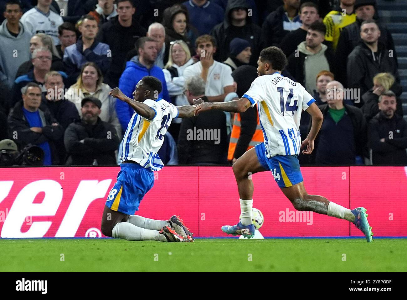 Danny Welbeck (à gauche) de Brighton et Hove Albion célèbre avoir marqué le troisième but de leur équipe avec son coéquipier Georginio Rutter lors du match de premier League à l'American Express Stadium de Brighton. Date de la photo : dimanche 6 octobre 2024. Banque D'Images