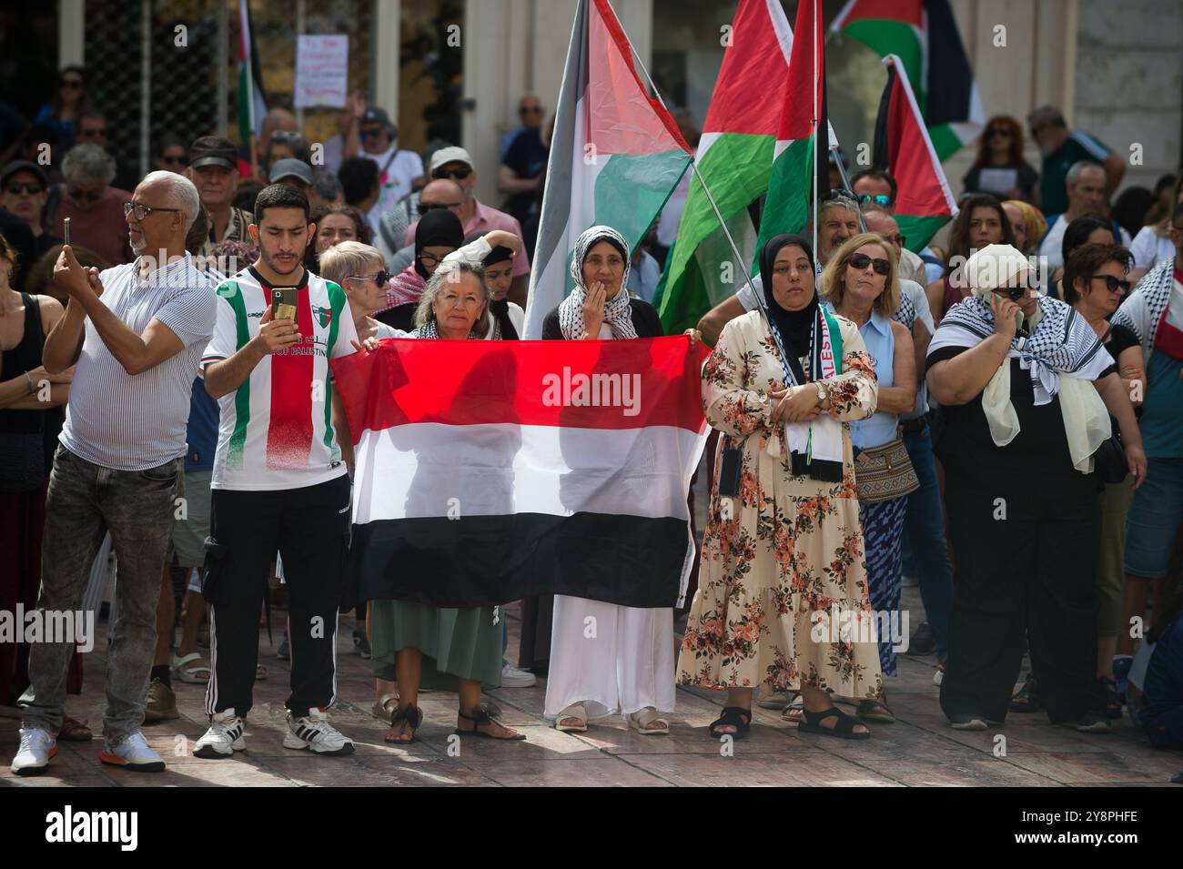 Malaga, Espagne. 06 octobre 2024. Les manifestants arborent des drapeaux lors d'une manifestation mondiale contre le génocide en Palestine suite à l'escalade du conflit au moyen-Orient. La veille de l’anniversaire des attentats du 7 octobre et du début de la guerre entre Israël et le Hamas, des milliers de personnes descendent dans les rues de la ville de Malaga en solidarité avec le Liban et la Palestine pour exiger la fin du commerce des armes avec Israël et de l’occupation militaire israélienne en Palestine. (Photo de Jesus Merida/SOPA images/SIPA USA) crédit : SIPA USA/Alamy Live News Banque D'Images