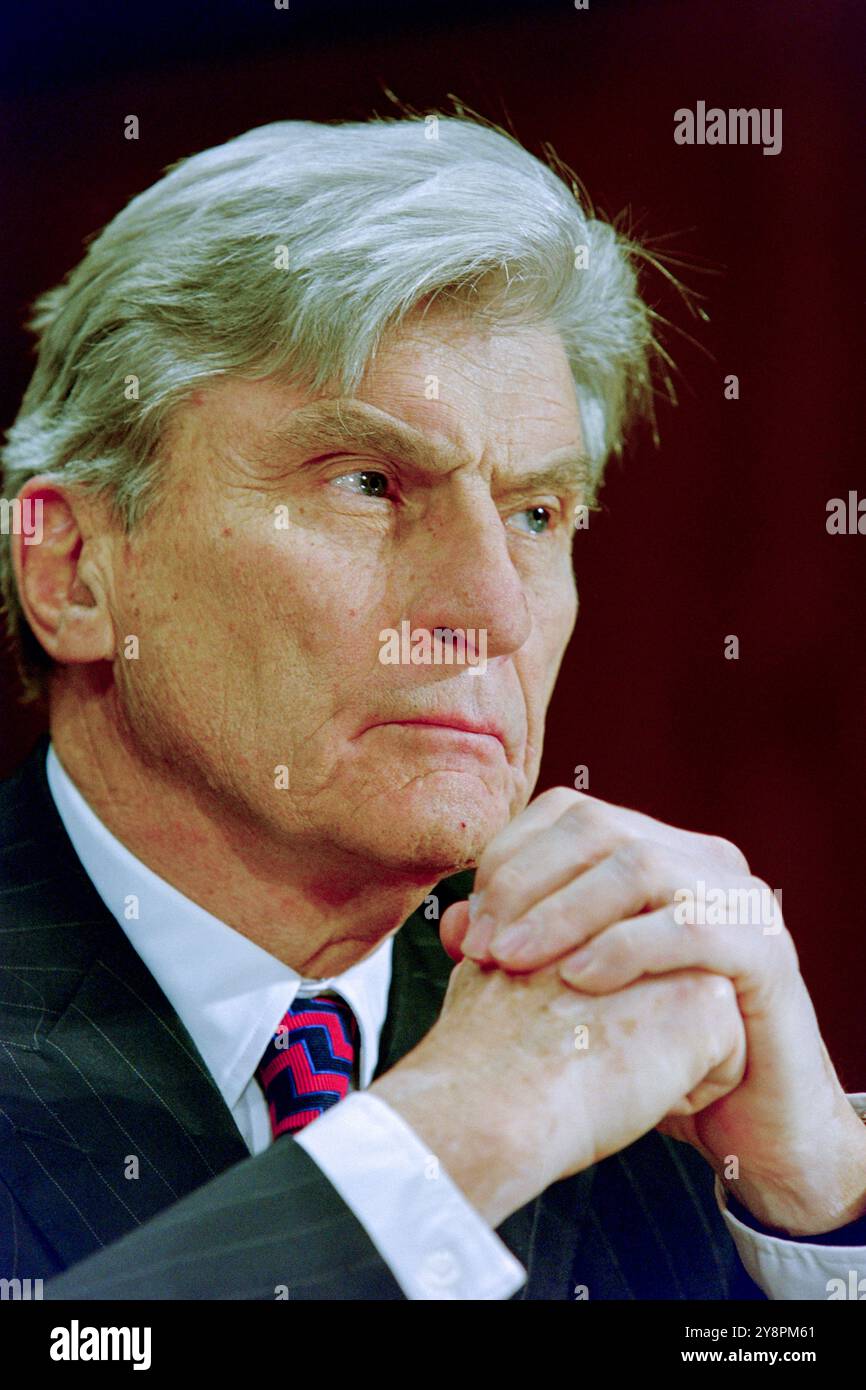 U. Le sénateur John Warner, R-va, témoigne à l'audition de la Commission des relations étrangères du Sénat américain sur le Traité d'interdiction complète des essais nucléaires au Capitole, le 7 octobre 1999 à Washington, D.C. Banque D'Images