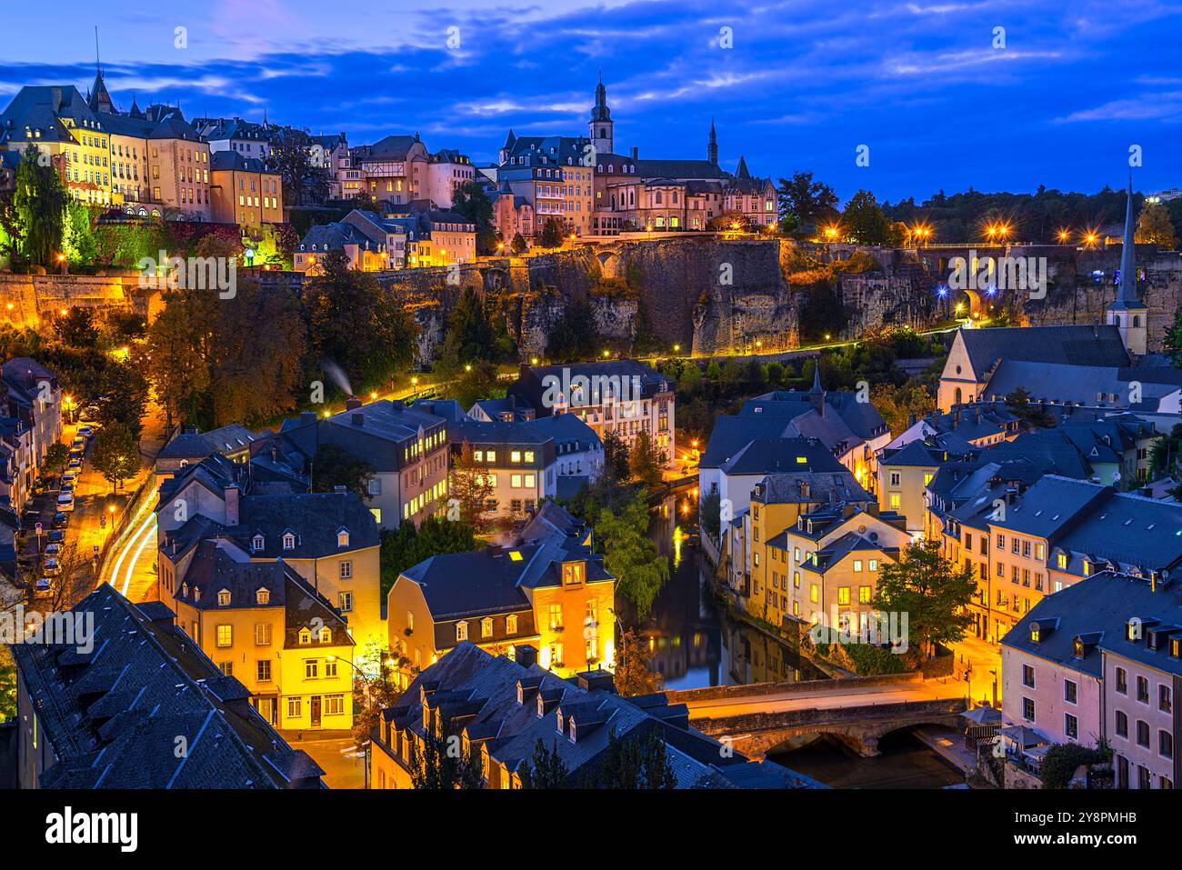 Luxembourg ville : coucher de soleil paysage urbain d'un beau petit pays de l'UE avec la vieille ville, la rivière Alzette et le quartier Grund, Europe Banque D'Images