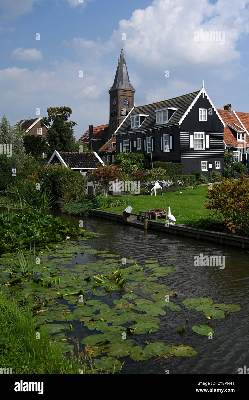 Marken, pays-Bas - 25 août 2024 : Marken est un village dans la région Waterland et Zaan, Hollande du Nord, pays-Bas sur une péninsule dans l'IJsselme Banque D'Images