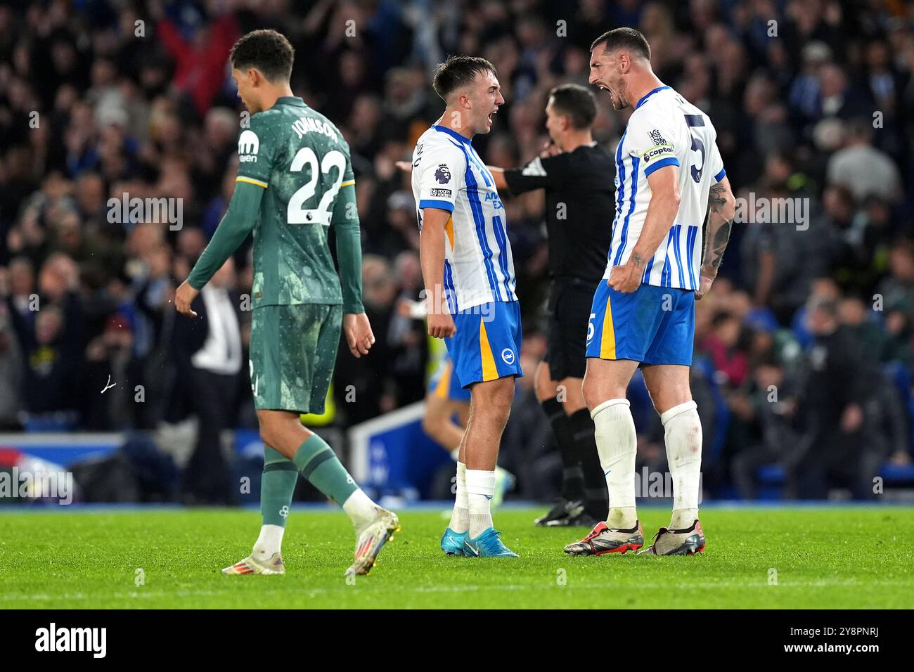 Lewis Dunk de Brighton et Hove Albion (à droite) et Jack Hinshelwood célèbrent la victoire dans le match de premier League à l'American Express Stadium de Brighton. Date de la photo : dimanche 6 octobre 2024. Banque D'Images