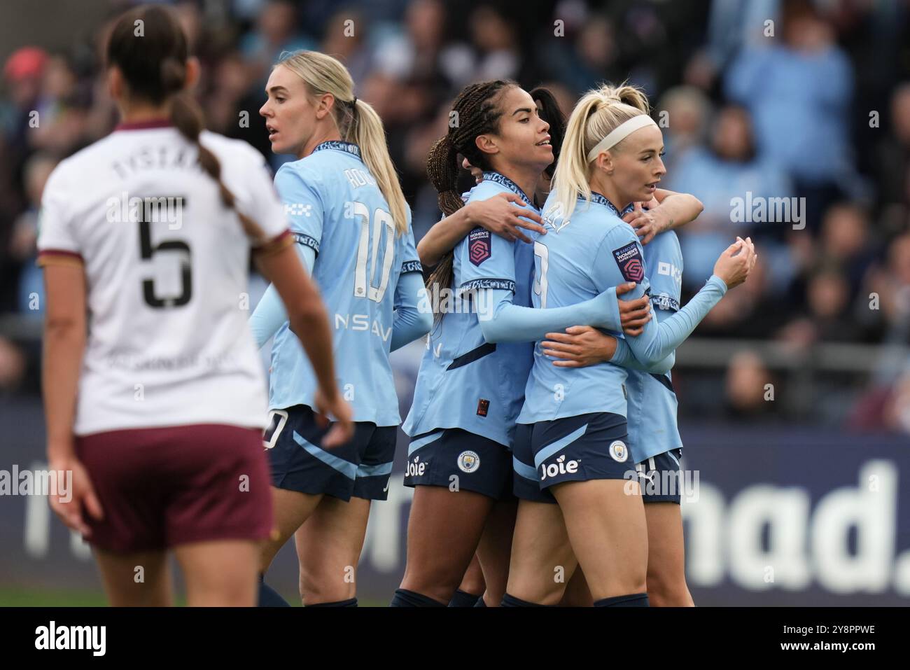 Manchester, Royaume-Uni. 06 octobre 2024. Manchester City Women v West Ham Utd Women. La Super League féminine. 6 octobre 2024 joie Stadium Manchester MANCHESTER ANGLETERRE -6 octobre Man City fêtez le premier but lors du match de Super League féminin entre Manchester City et Everton au joie Stadium le 6 octobre 2024 à Manchester Angleterre. Crédit : ALAN EDWARDS/Alamy Live News Banque D'Images