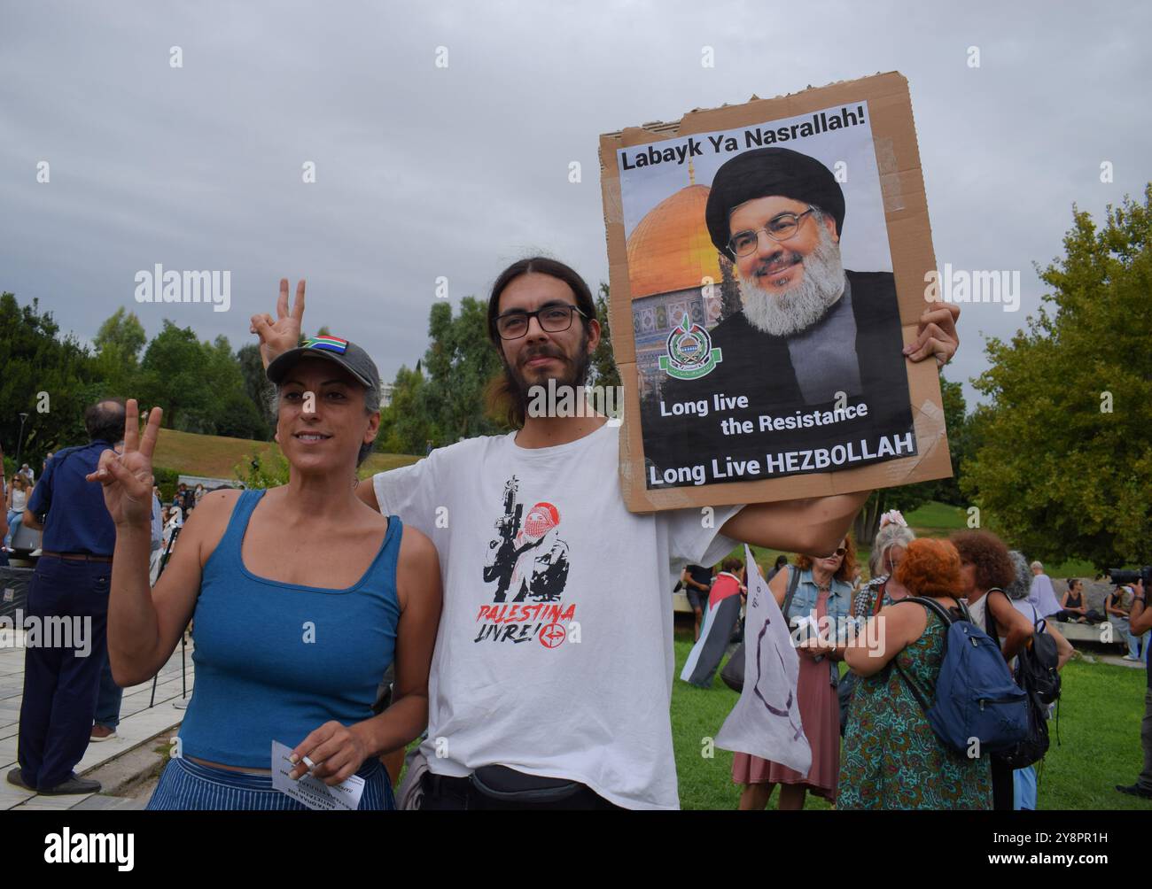 Athènes, Grèce. 5 octobre 2024. Un manifestant tient une pancarte avec le visage de Hassan Nasrallah qui dit, ''Labayk ya Nasrallah! Vive la résistance, vive le Hezbollah.'' Des centaines de manifestants ont défilé dans les rues d’Athènes contre les guerres et en solidarité avec le Liban et la Palestine. Crédit : Dimitris Aspiotis/Alamy Banque D'Images