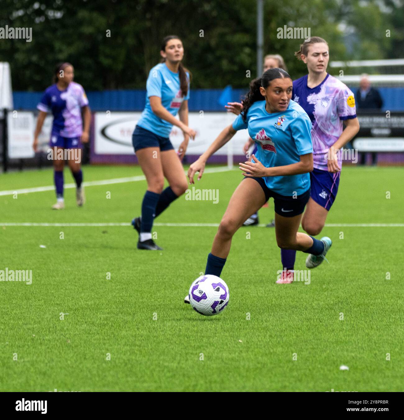 Brentwood Essex 6th Oct 2024 football féminin Brentwood Town Women (chemises bleu clair) (3) vs elle peut jouer aux Panthers (chemises violettes) (2) à l'Arena, Brentwood Essex UK crédit : Ian Davidson/Alamy Live News Banque D'Images