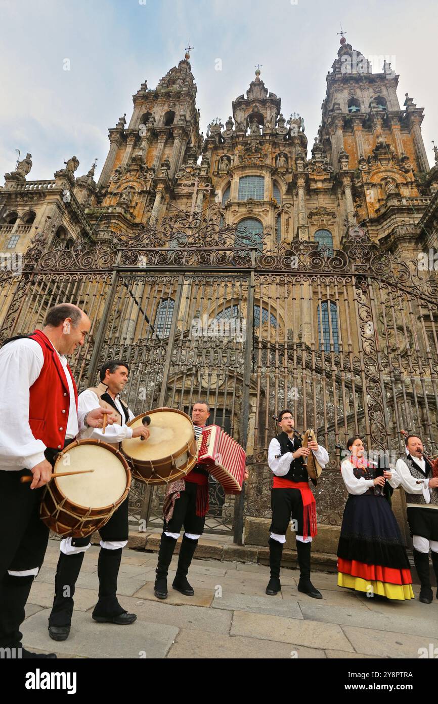 Folklore galicien, Cathédrale, Praza do Obradoiro, Santiago de Compostela, province de La Corogne, Galice, Espagne. Banque D'Images