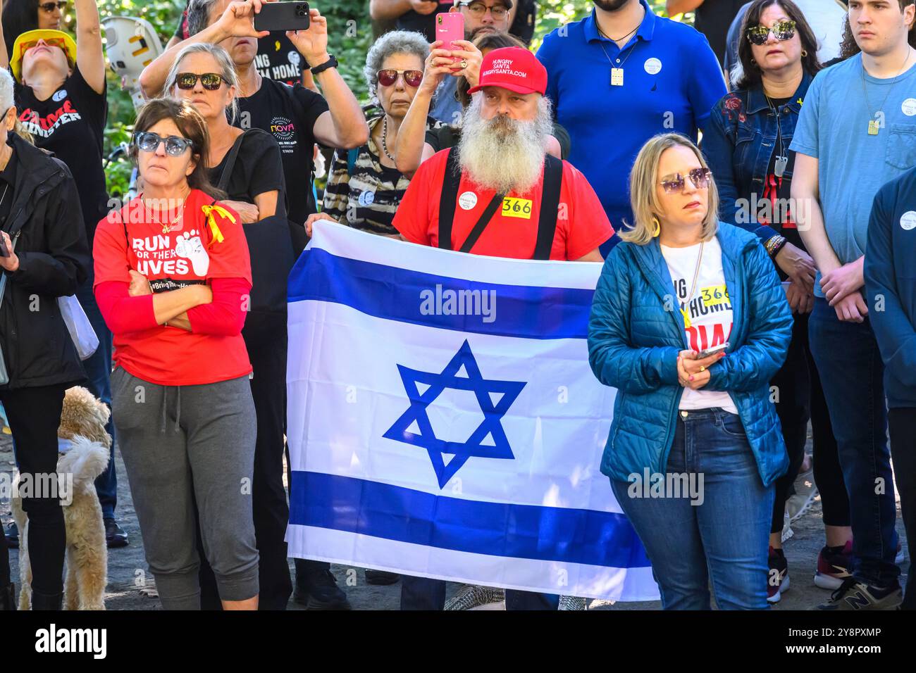New York, États-Unis. 6 octobre 2024. Les familles d'otages enlevés par le Hamas le 7 octobre 2023 marquent l'anniversaire de 366 jours de la disparition de leurs 101 proches avec une cérémonie à Central Park à New York. Crédit : Enrique Shore/Alamy Live News Banque D'Images