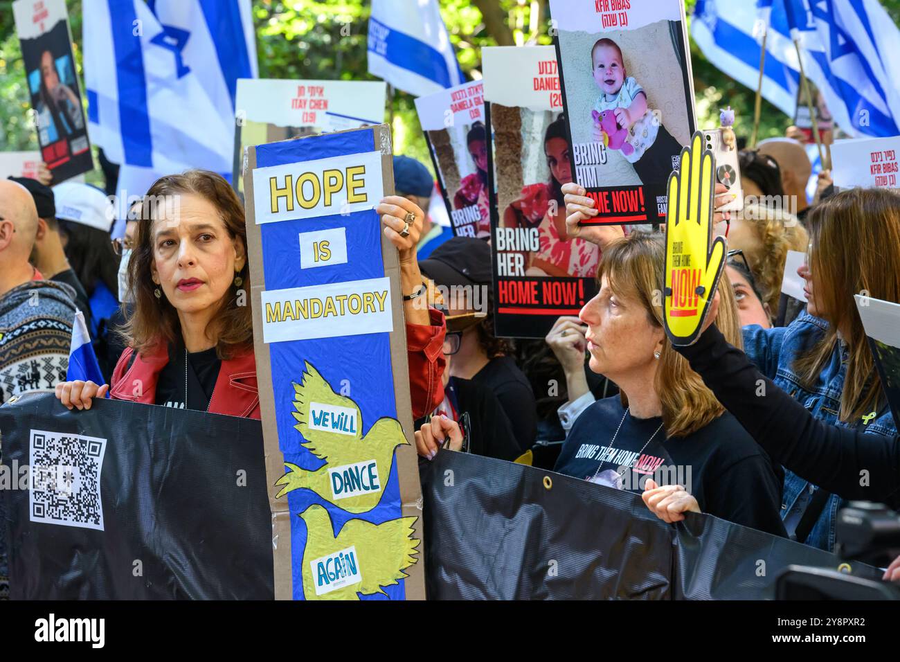 New York, États-Unis. 6 octobre 2024. Les familles d'otages enlevés par le Hamas le 7 octobre 2023 marquent l'anniversaire de 366 jours de la disparition de leurs 101 proches avec une cérémonie à Central Park à New York. Crédit : Enrique Shore/Alamy Live News Banque D'Images