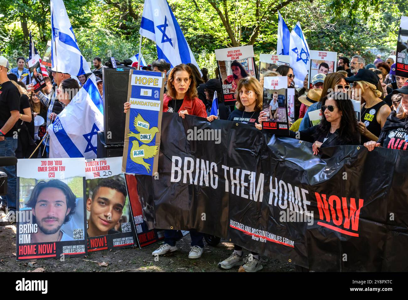 New York, États-Unis. 6 octobre 2024. Les familles d'otages enlevés par le Hamas le 7 octobre 2023 marquent l'anniversaire de 366 jours de la disparition de leurs 101 proches avec une cérémonie à Central Park à New York. Crédit : Enrique Shore/Alamy Live News Banque D'Images