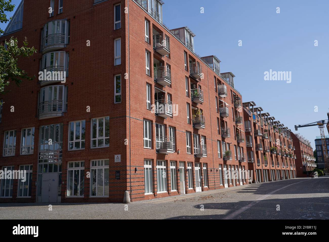 Brême, Allemagne - 1 septembre 2024 - bâtiments en briques à Teerhof par une journée ensoleillée d'été Banque D'Images