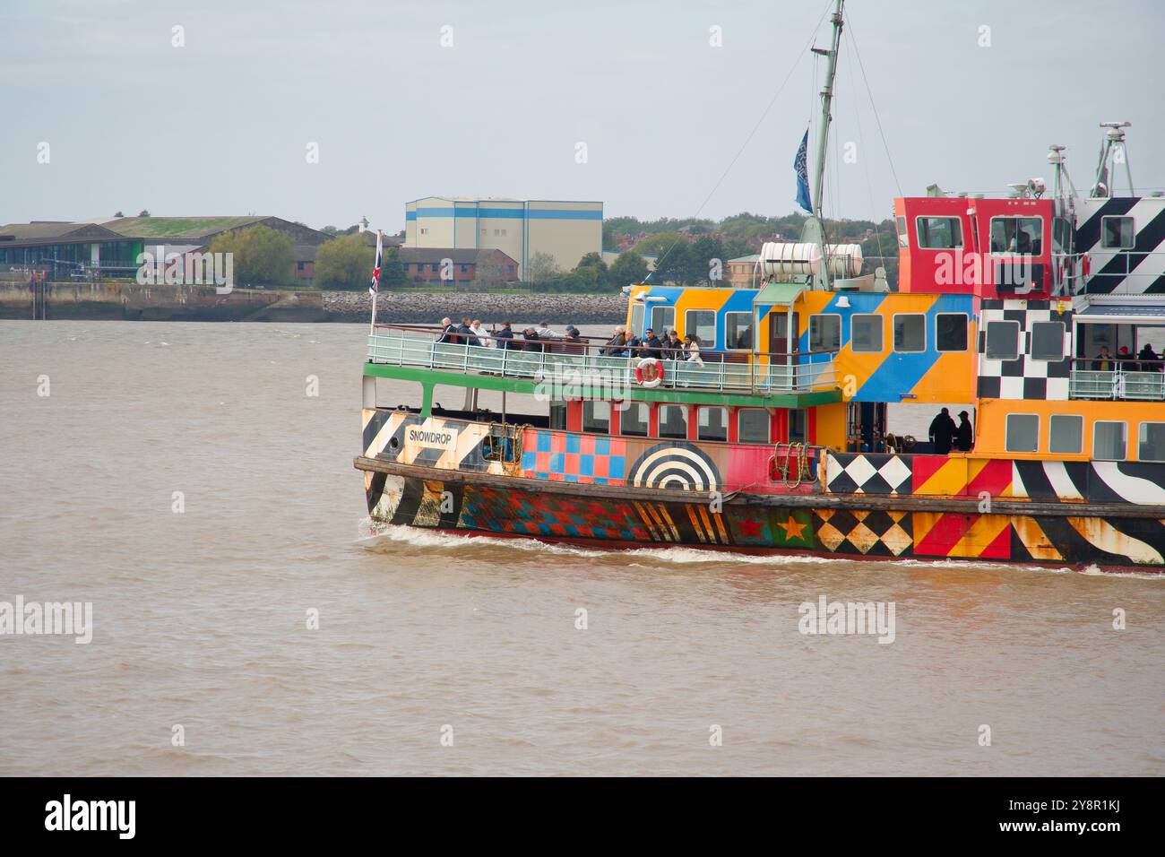 Ferry coloré dans la rivière Mersey à Liverpool Banque D'Images