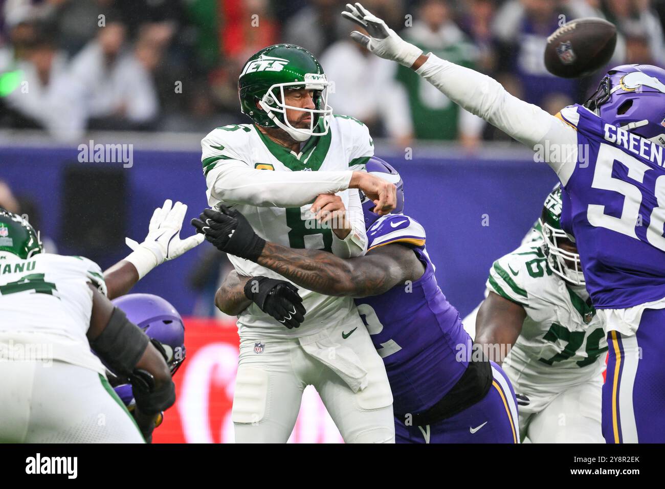 Aaron Rodgers du New York Jetsis frappé par Jonah Williams des Vikings du Minnesota après qu'il ait relâché le ballon lors du match de la semaine 5 New York jets vs Minnesota Vikings au Tottenham Hotspur Stadium, Londres, Royaume-Uni, 6 octobre 2024 (photo par Craig Thomas/News images) dans, le 10/6/2024. (Photo de Craig Thomas/News images/SIPA USA) crédit : SIPA USA/Alamy Live News Banque D'Images