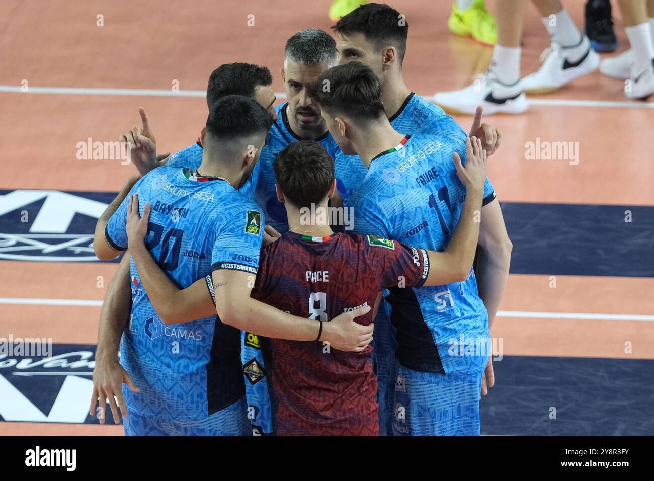 Cisterna volley célèbre après avoir marqué un point lors du match entre Rana Verona et Cisterna volley, saison régulière du Championnat d'Italie SuperLega 2024/2025, au Pala AGSM-AIM à Vérone, Italie, le 6 octobre 2024. Banque D'Images