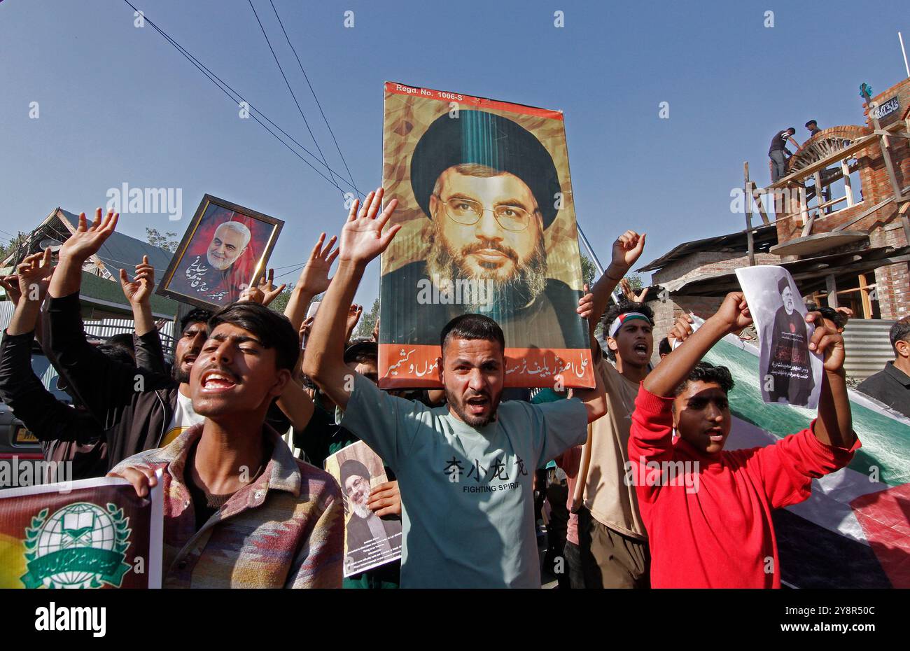 Pattan, Cachemire, Inde. 6 octobre 2024. les musulmans chiites du Cachemire portent des photos du dirigeant du Hezbollah Hassan Nasralla et crient des slogans anti-Israël alors qu'ils prennent part à une manifestation pour montrer leur colère contre le meurtre du dirigeant du Hezbollah Hassan Nasrallah. Nasrallah a été tué dans la banlieue sud de Beyrouth, au Liban, par une frappe aérienne israélienne. Banque D'Images