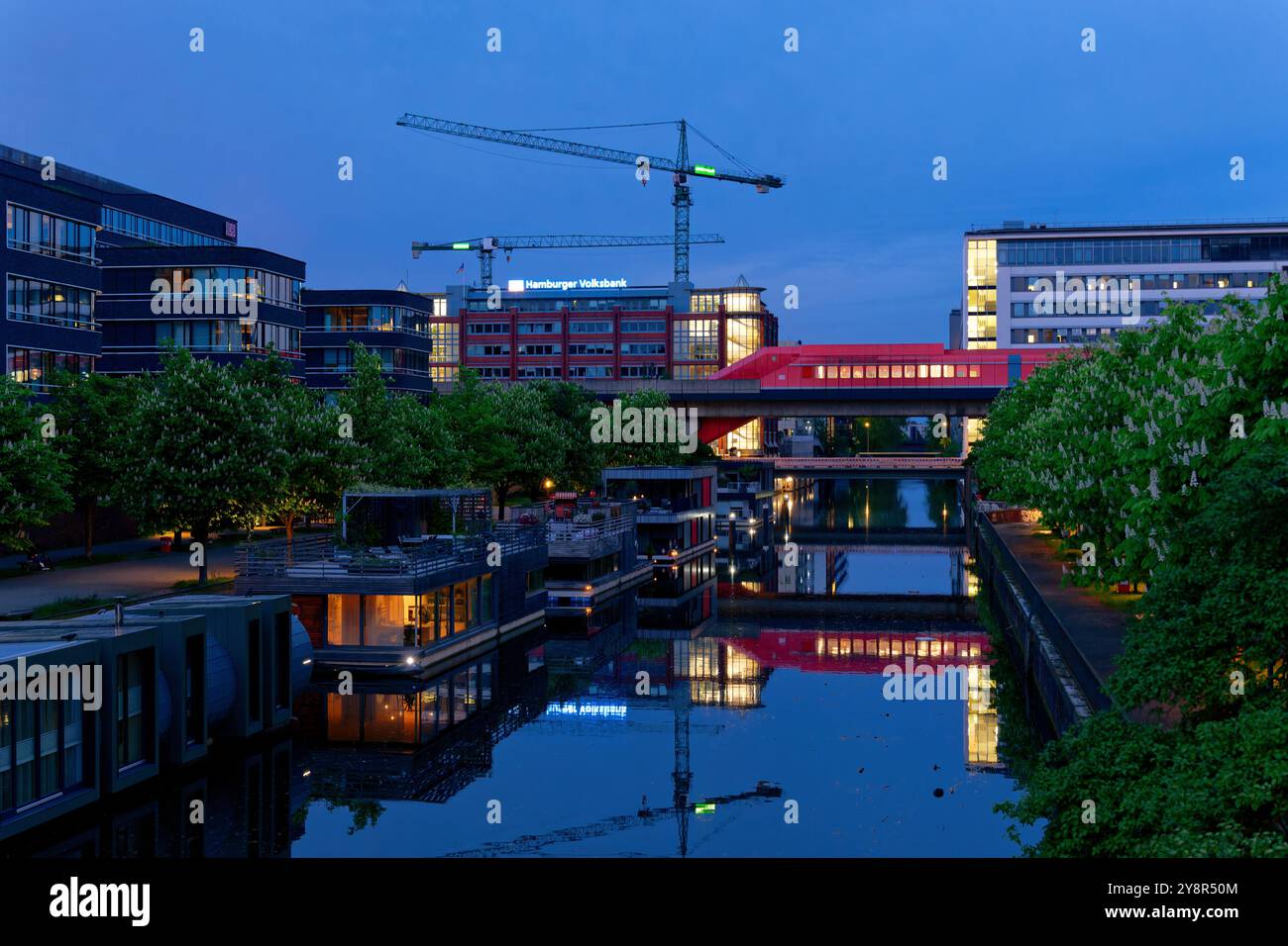 Un train de nuit passant sur le pont par Hammerbrookstraße sur le Mittelkanal vu de Nagelsweg. Banque D'Images