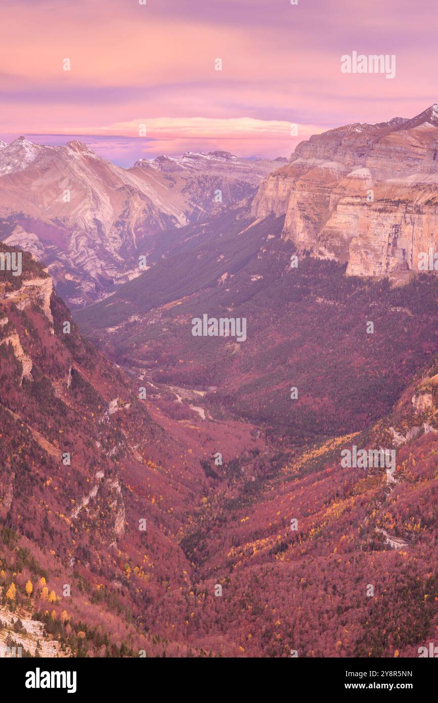 Vue de la vallée d'Ordesa depuis le point de vue - Balcones de Ordesa-, Parc National d'Ordesa et Monte Perdido, Huesca, Espagne Banque D'Images