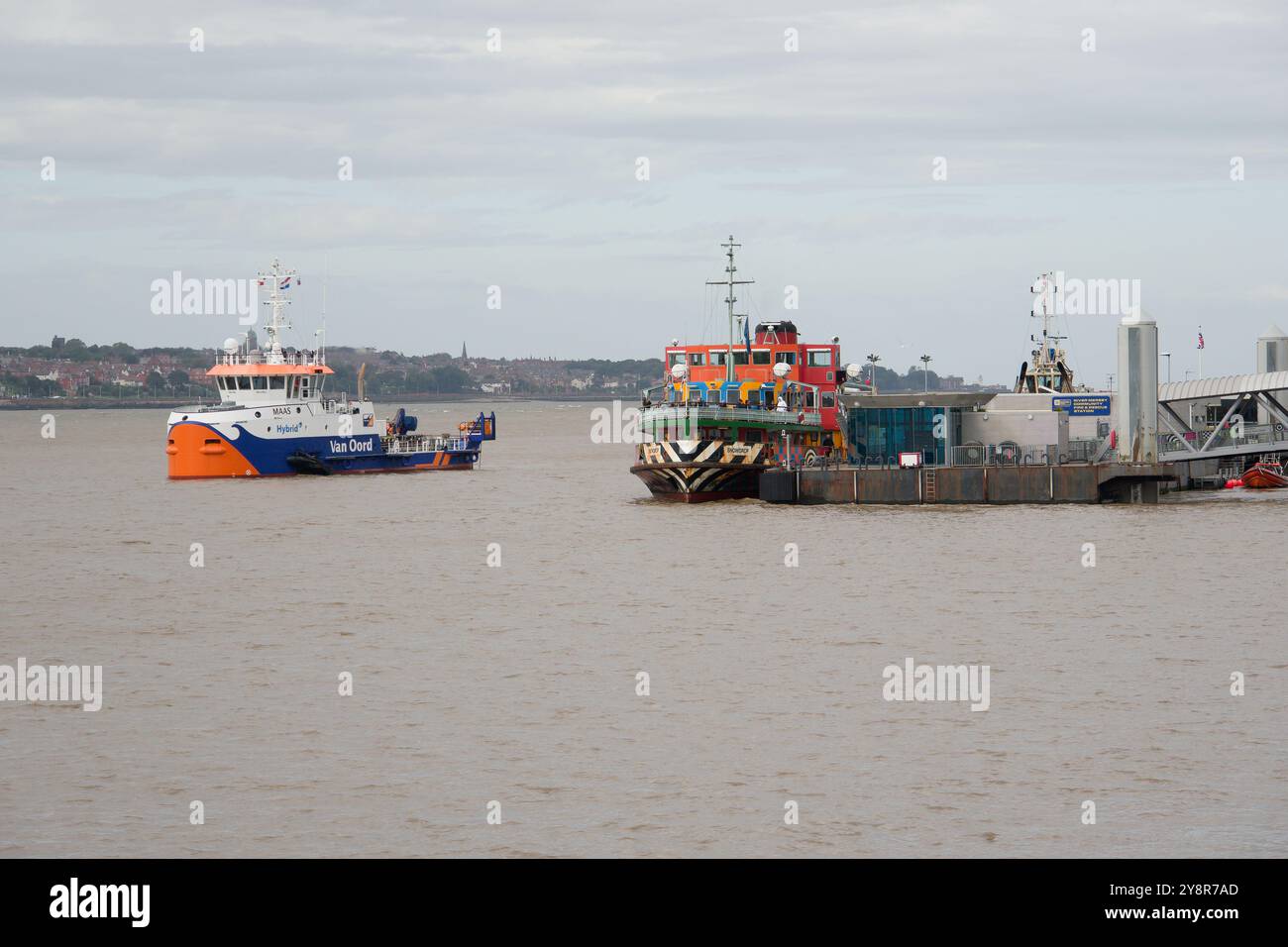 Ferry coloré dans la rivière Mersey à Liverpool Banque D'Images